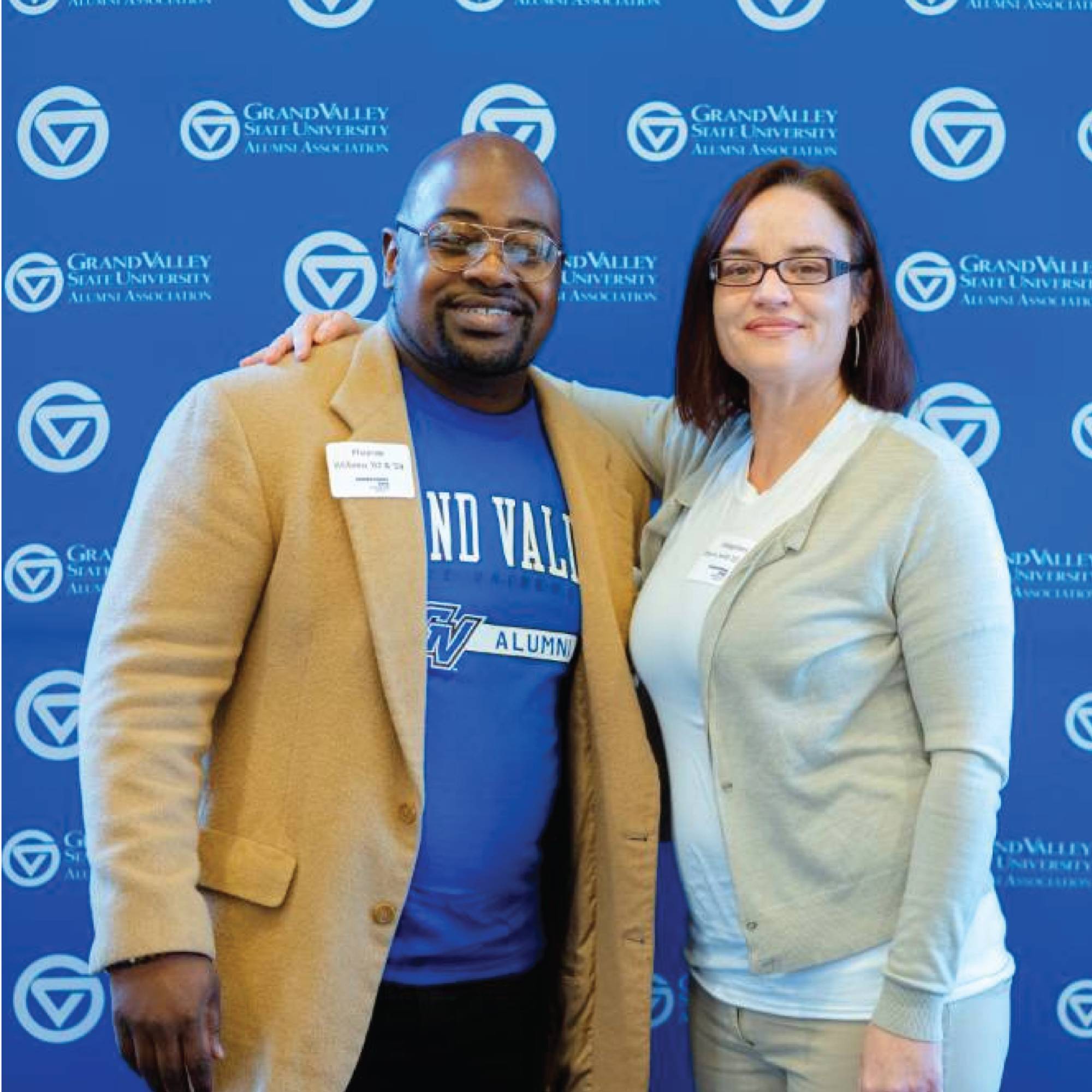 2 alumni posing at homecoming